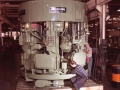 Langileak Lees Bradner konpainiaren fresatzeko eta hari ebakidura makina industrial batean