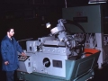Langilea Lees Bradner konpainiaren fresatzeko eta hari ebakidura makina industrial batean