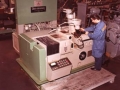 Langilea Lees Bradner konpainiaren fresatzeko eta hari ebakidura makina industrial batean