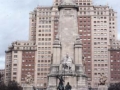 Mari Paz Ibeas  España plazan dagoen Miguel de Cervantes idazlearen monumentuaren aurrekaldean