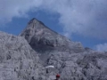 Unai eta Oier San Martin igoeran, mendia atzean dutela