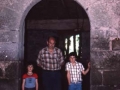 Unai eta Oier San Martin korta baten sarrerako arkuaren azpikaldean