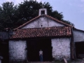 Unai San Martin bajo el arco de entrada de la ermita de San Pedro, junto al caserío Akondia