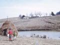 Mari Paz Ibeas, junto a un almiar, con Unai y Oier San Martin en la laguna natural del macizo de Izarraitz