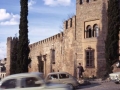 Almena eta dorredun Toledoko harresiren aldea
