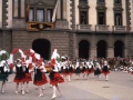 Jóvenes dantzaris bailando en la plaza de Unzaga