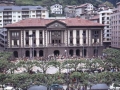 Dantzari gazteak Untzaga plazan dantzatzen