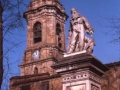 Jose Maria Iparragirreren omenez ezarririko monumentua eta atzekaldean San Martin de Tours eliza