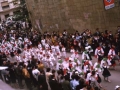 Jóvenes dantzaris desfilando por una calle de Eibar