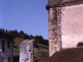 Simón Bolívar-eri eskeinitako monumentua Ziortza-Bolibarreko eliza ondoan