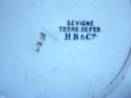 Platera baten inskripzioaren xehetasuna ´Sévigné. Terre Defer. HB&C´-rekin