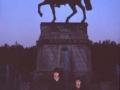 Unai eta Oier San Martin Logroñon dagoen Esparteroren zaldizko estatuaren aurrean