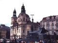 Jan Hus erlijiosoaren monumentua, atzekaldean San Nikolas eliza duela