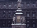 Leonardo da Vinci pertsonaiari eskeiniriko monumentua La Scala plazan, Milango La Scala Antzoki aurrean