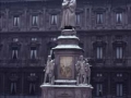 Leonardo da Vinci pertsonaiari eskeiniriko monumentua La Scala plazan, Milango La Scala Antzoki aurrean