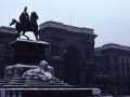 Vittorio Emanuele II-ari eskeiniriko zaldizko monumentua eta atzekaldean Vittorio Emanuele galerien sarrera, Duomo plazan