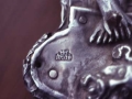 Metalezko gurutzean zilarginaren markaren xehetasuna
