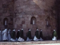 Beneditar monjeak Leireko San Salvador Monasterioko abside erromanikoaren aurrean