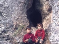 Unai eta Oier San Martin leize txiki baten sarreran