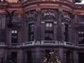 Parisko Operaren albo bat, urre-koloreko Charles Garnier-i eskeinitako monumentuarekin