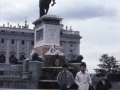 Mari Paz Ibeas eta bere semeak, Unai eta Oier San Martin, Orienteko plazan dagoen Felipe IV.aren zaldizko estatuaren aurrekaldean