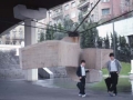 Unai eta Oier San Martin, Madril Hiriko Kultur-guneko kanpoko museoan ikusgai dagoen artelan baten ondoan