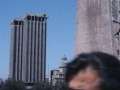 Colonen plazan dagoen Amerikaren aurkikuntzako Monumentua osatzen duten makroeskultura baten xehetasuna