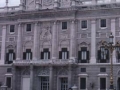 Mari Paz Ibeas Erregeren Jauregiaren hegoaldeko fatxadan, aurrekaldean Armeria plaza duelarik