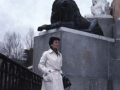 Mari Paz Ibeas, Felipe IV.aren zaldizko monumentuaren kantoi batean dagoen brontzezko lehoi baten ondoan, Orienteko plazan