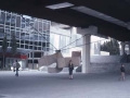 Mari Paz Ibeas Madril Hiriko Kultur-guneko kanpoko museoan ikusgai dagoen artelan baten ondoan