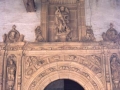 Puerta plateresca de la parroquia de San Miguel Arcángel en Angiozar