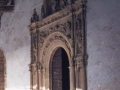 Puerta plateresca de la parroquia de San Miguel Arcángel en Angiozar