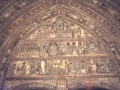 Detalle del tímpano esculpido y policromado de la puerta gótica de la iglesia Santa María de Deba