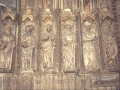 Detalle del friso de los apóstoles de la puerta gótica de la iglesia Santa María de Deba