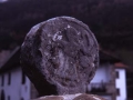 Giza itxurako figura eta igitaia zizelkaturik dauzkan hilarri diskoidala
