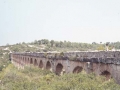 Unai eta Oier San Martin Tarragonako akueduktu erromatar gainean, Puente del Diablo bezala ezaguna dena