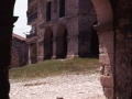 Arranoaren Etxea Ramon Pelayo plazan dagoen arku batetatik ikusita