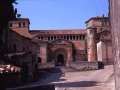 Santillana del Mar-ko kolegiata erromanikoaren sarrera