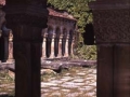 Santillana del Mar-ko kolegiata erromanikoko klaustroa, barnekaldeko galeria aldetik