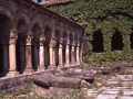 Santillana del Mar-ko kolegiata erromanikoko klaustroan dauden sarkofagoak