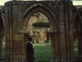 Mari Paz Ibeas, San Juan de Duero Monasterioko klaustroko arku erromaniko baten ondoan