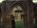 Mari Paz Ibeas junto a un arco románico del claustro del Monasterio de San Juan de Duero