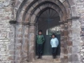 Unai y Oier San Martin en la puerta de la iglesia del cementerio de Bedarreta en Aretxabaleta