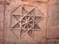 Estrella tallada en el interior del pórtico de la iglesia parroquial de San Bartolomé