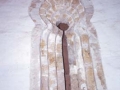 Ventana prerrománica, rematada en arco de herradura, de la iglesia San Andrés de Astigarribia