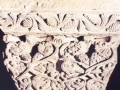 Capitel con motivos vegetales, resto de la catedral románica de Pamplona-Iruña