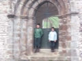 Unai y Oier San Martin en la puerta de la iglesia del cementerio de Bedarreta en Aretxabaleta