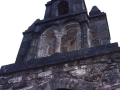 Detalle de la ventana románica de la iglesia del cementerio de Bedarreta en Aretxabaleta