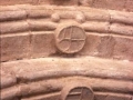 Uribarriko San Miguel elizako portadaren arkiboltetan dauden hiru medailoien detailea