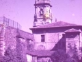 Campanario de la iglesia barroca de San Bartolomé de Elgoibar a orillas del río Deba